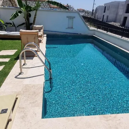 Havuzlu Tas Ev * Cesme